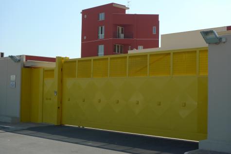 À l'entrée du centre
            “d'identification et d'expulsion” de
            Trapani. (CF)