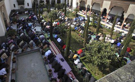Prière dans une mosquée à Paris en avril 2012. © Reuters
