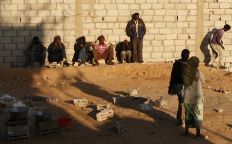 Des Érythréens attendant de passer la frontière entre l&#039;Égypte et Israël, le 25 décembre 2010. © Reuters