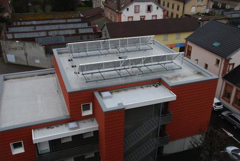 Panneaux solaires thermiques sur le toit du petit bâtiment Jules-Ferry (JL).