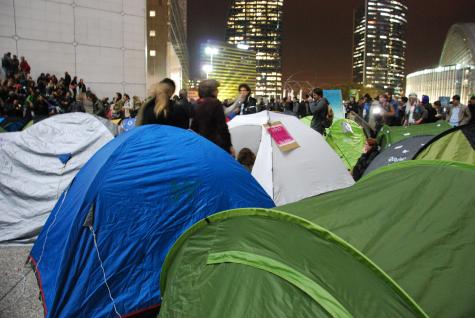 Les tentes d'Occupons la Défense, au pied de l'Arche, dans la nuit du 4 au 5 novembre (JL)