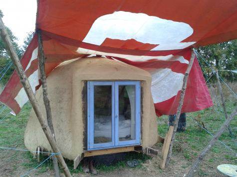 Une cabane auto-construite du campement de la Belichroute (JL)