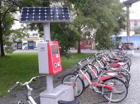 Borne de vélos à louer alimentée par un panneau solaire, à Berlin (JL)