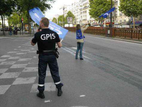 Agents du GPIS en grève, le 25 juin 2012, à Paris 