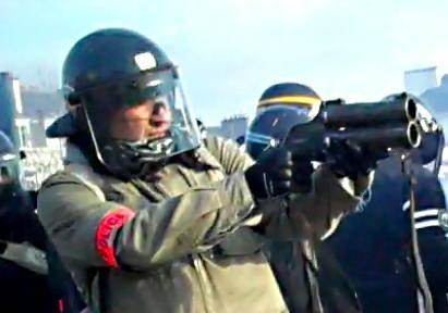 Un policier en civil tire au Flashball lors de la manifestation du 22 février 2014, à Nantes.