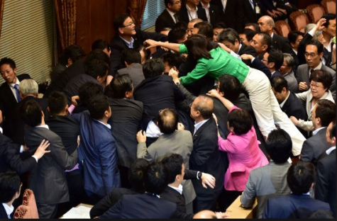Les députés japonais en viennent aux mains pendant la discussion du budget militaire le 17 septembre