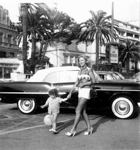 1956, Yan avec sa mamam sur la Croisette de Cannes