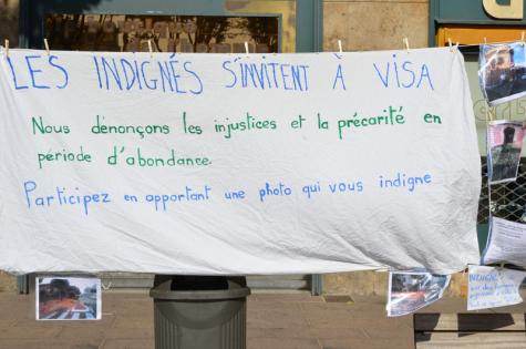 Les indignés manifestent devant Le Castillet