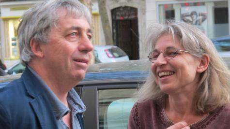 Sorj Chalandon devant la librairie "Atout livre"