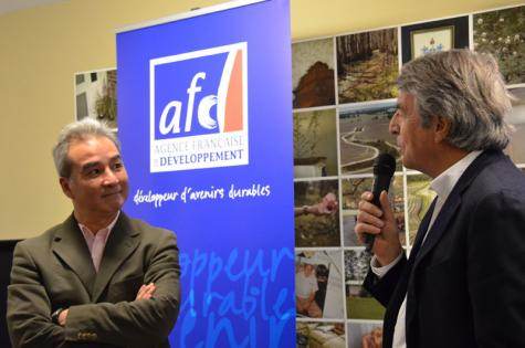 Alain Genestar de Polka Magazine remet son prix a Alain Buu Alain Genestar de Polka Magazine remet son prix a Alain Buu