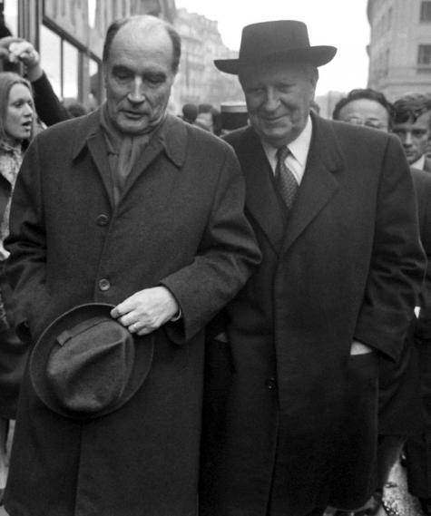 Paris, 21 janvier 1982, François Mitterrand en compagnie de Gaston Deferre, ministre de l’Intérieur chargé de la Décentralisatio