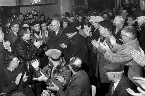 Visite du candidat Gaston Defferre dans un bar de la Belle-de-Mai, le 9 mars 1959 à l’occasion des élections municipales