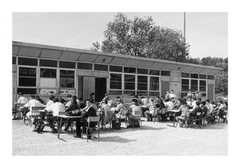Cours en plein air en attendant le permis de construire au Lycée d’Enseignement Professionnel René Caillé, Saint Loup. 