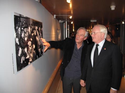 Alain Mingam commente pour Michel Vauzelle, une photographie de Gaston Deferre