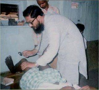 Binayak Sen ausculte un patient dans un village