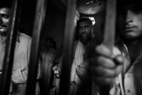 Islamabad, octobre 2008. Des prisonniers dans une cellule.