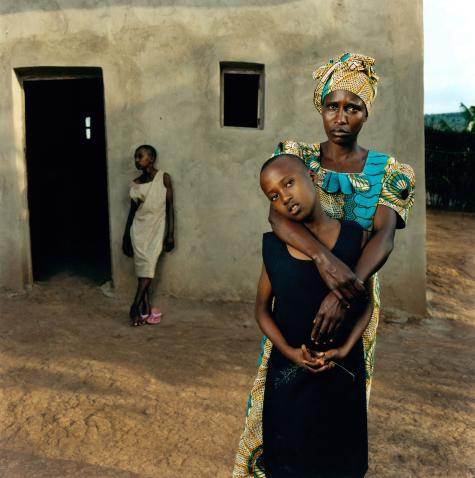 Jonathan Torgovnik - Valentine avec ses filles Amélie et Inez, Rwanda. Jonathan Torgovnik - Valentine avec ses filles Amélie et Inez, Rwanda.
