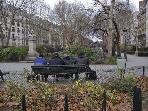 Quatre sans abris sur un banc. Canal Saint-Martin Quatre sans abris sur un banc. Canal Saint-Martin