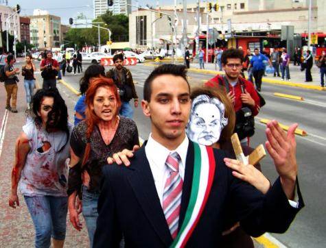 Des étudiants en théâtre miment le candidat du PRI, Enrique Peña Nieto méprisant des femmes victimes de violence.