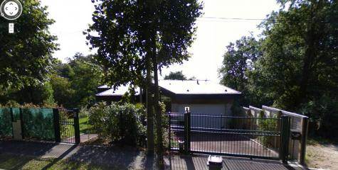 Une vue de la maison, en 2010, filmée par street view (Google Maps)