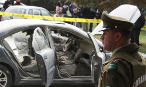La voiture du président  de l'université de Santiago du Chili, après l'attaque au cocktail Molotov