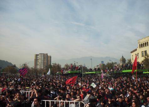 Une foule pacifique écoute le discours des dirigeants étudiants, à la fin de la manifestation. Gare Mapocho, Santiago.