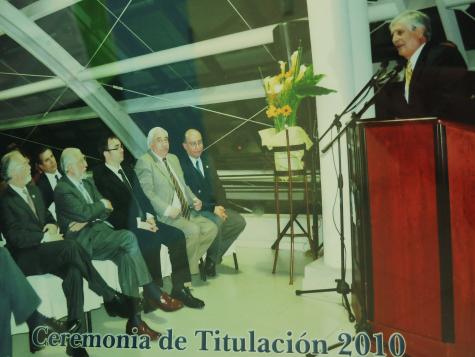 L'ex-recteur Hector Zúñiga (à la tribune) est assigné à résidence depuis février pour corruption et fraude informatique L'ex-recteur Hector Zúñiga (à la tribune) est assigné à résidence depuis février pour corruption et fraude informatique