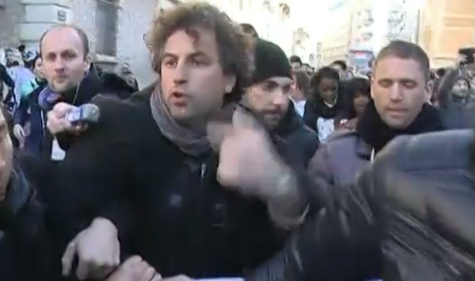 Un enseignant interpellé avant l'arrivée des ministres. Un enseignant interpellé avant l'arrivée des ministres.