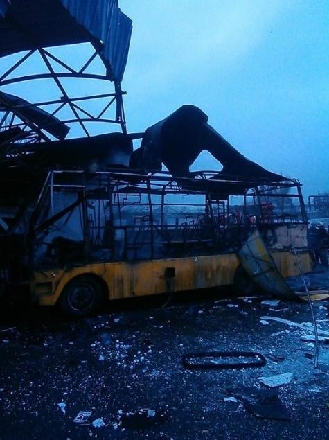 Une station de bus détruite à Donetsk, le 11 février, alors que les combats ont repris avant la réunion de Minsk.(dr)