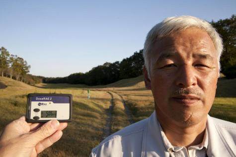 Naoto Matsumura et un dosimètre.