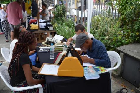 Ecriture de poèmes dans la rue et à la demande.