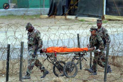 Guantanamo : un prisonnier est ramené d'interrogatoire. Guantanamo : un prisonnier est ramené d'interrogatoire.