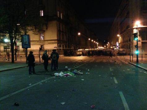 La rue de l'Université parsemée d'éclats de verre.