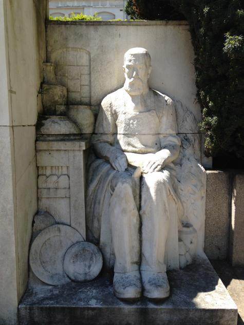 Ouvrier porcelainier du monument aux morts de 1914-1918, place Jourdan, à Limoges.