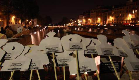Des silhouettes en bois symbolisant les morts de la manifestation de 1961
