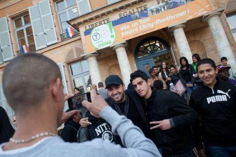 Kamel le Magicien pose avec des jeunes de Clichy-sous-Bois, 9/11/11