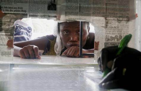 Abidjan, 8 avril. Une femme attend des médicaments Abidjan, 8 avril. Une femme attend des médicaments