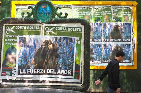 Les affiches de campagne de Cristina Kirchner vantant “La force de l'amour”