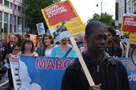 Une manifestation samedi 13 août. Le manifestant porte un panneau disant “la jeunesse demande un avenir”.