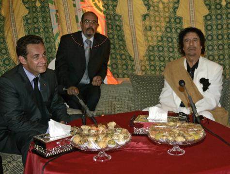 Moftah Missouri (au centre), avec Nicolas Sarkozy et Mouammar Kadhafi, à Tripoli