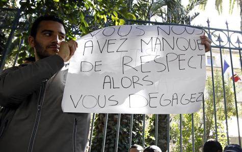 Devant l'ambassade de France à Tunis, février 2011.