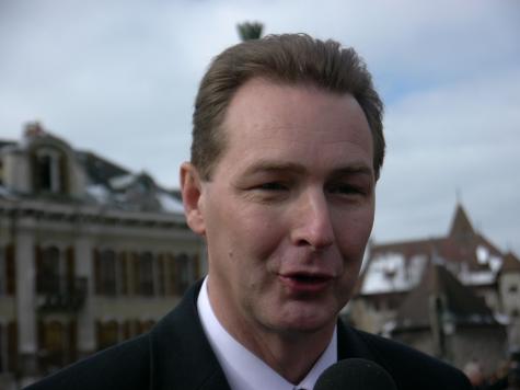 Le député Lionel Tardy sur le parvis de l'Eglise italienne d'Annecy