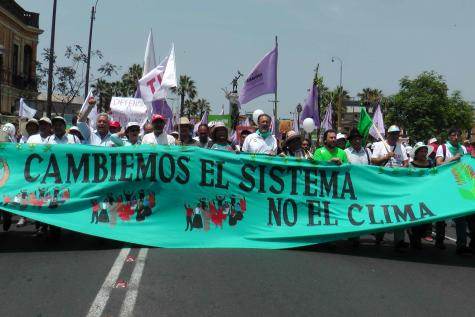 Ouverture de la marche à Lima - 20 000 manifestants