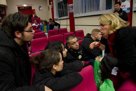 Danielle Simmonet, représantante du Front de Gauche, discute avec les membres du Conseils des Jeunes de Roubaix.