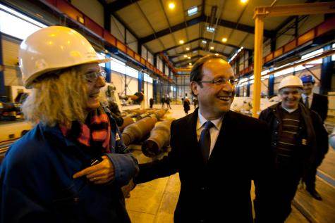 Parmi les ouvriers d'Akers, Monsieur Hollande découvre une ouvrière.