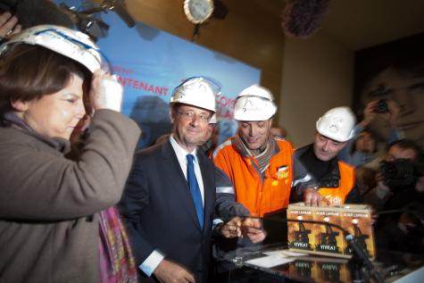 Eduard Martin de la CFDT présente les casques de sidérurgistes à Francois Hollande et Martine Aubry.