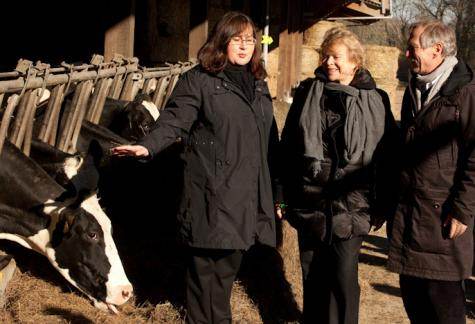 Eva Joly &amp;amp; José Bové avec Stéphanie Clouet, agricultrice, en pays d'Auge. 3/02/12.