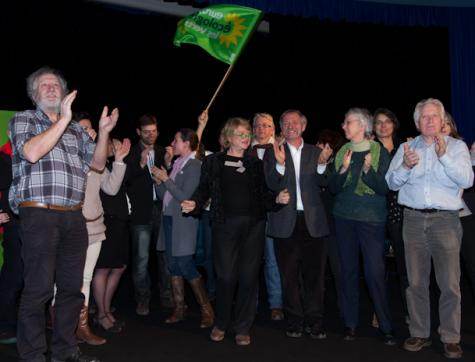 Fin de la réunon publique, les amis d'Eva Joly montent sur l'estrade pour l'applaudir. le 3/02/12.