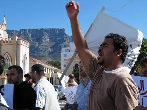 Mahmoud demande le départ de Kadhafi qui finance pourtant ses études