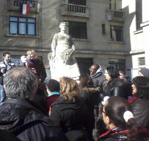 Rassemblement des salariés de la ville de Montreuil en grève, devant l&#039;hôtel de ville, le 18 février